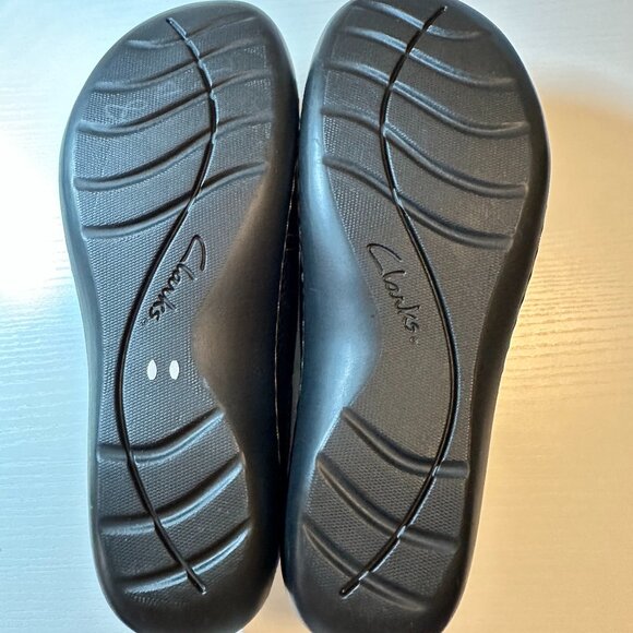 Clarks Ashland Effie Flats in Black Leather-EUC - Picture 2 of 5